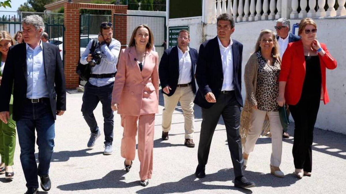 Cuca Gamarra junto a Carlos Mazón en Orihuela