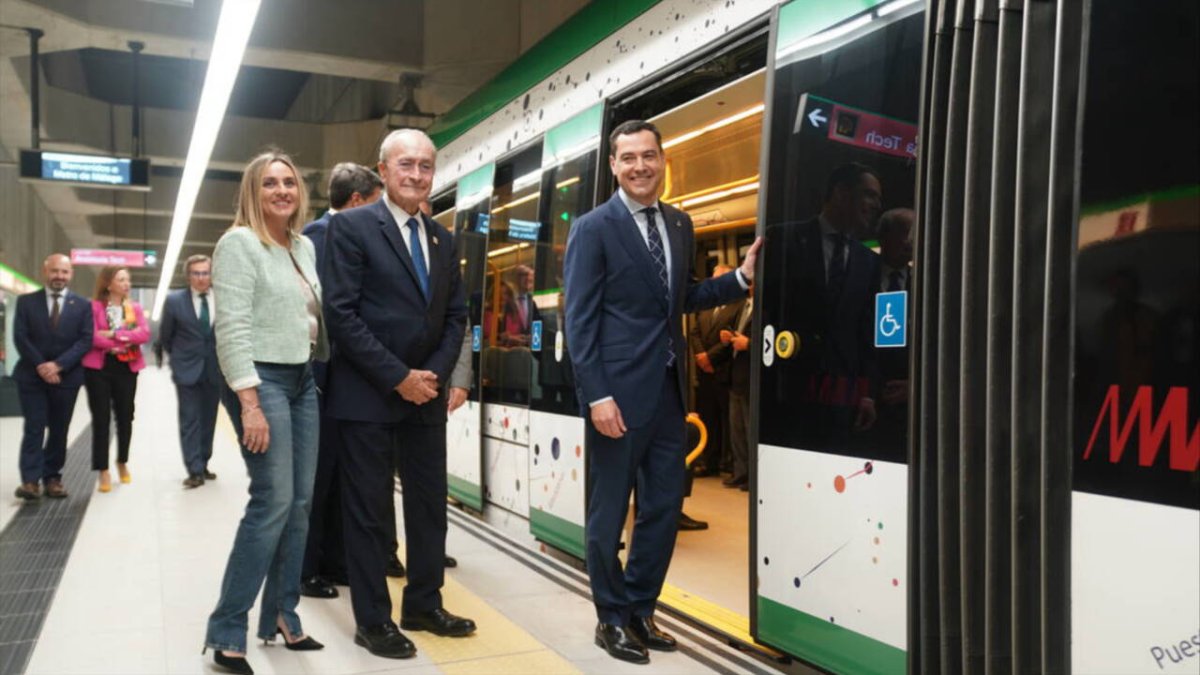 El presidente de la Junta de Andalucía, Juanma Moreno, junto al alcalde de Málaga, Francisco de la Torre, y la consejera de Fomento, Marifrán Carazo.