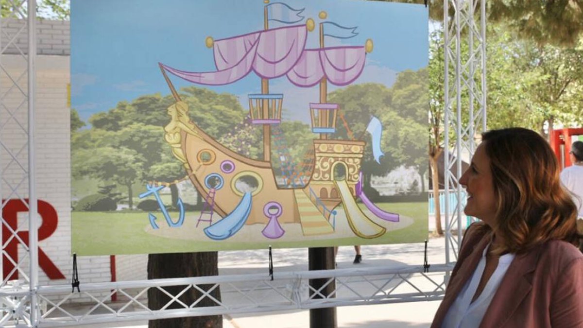 Catalá ante su diseño de Galeón del Gulliver