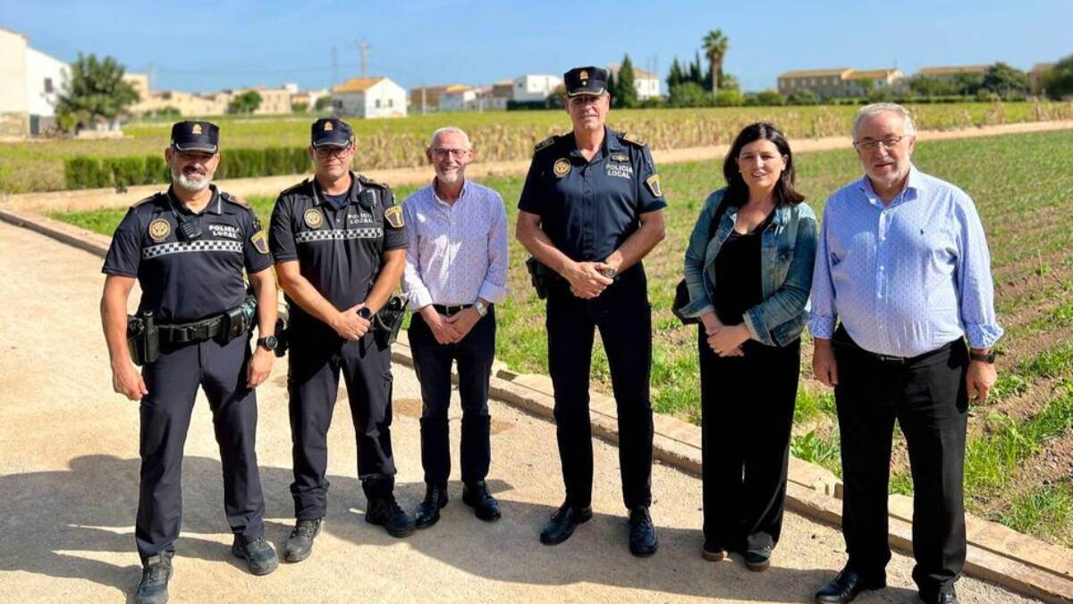Miguel Chavarría se hace la foto con la policía en la huerta