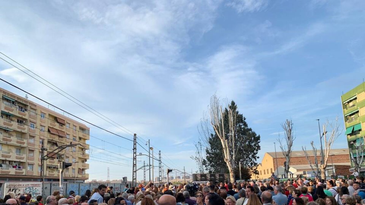 Vecinos de los municipios de Alfafar, Sedaví y Benetússer (Valencia) se concentran para reclamar la eliminación del paso a nivel - EUROPA PRESS
