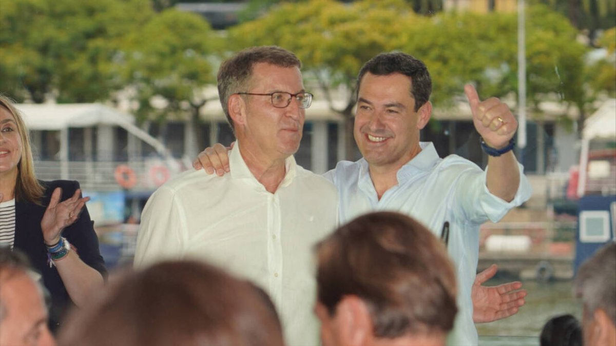 El presidente del PP, Alberto Núñez Feijóo, y el presidente del PP de Andalucía y de la Junta, Juanma Moreno.