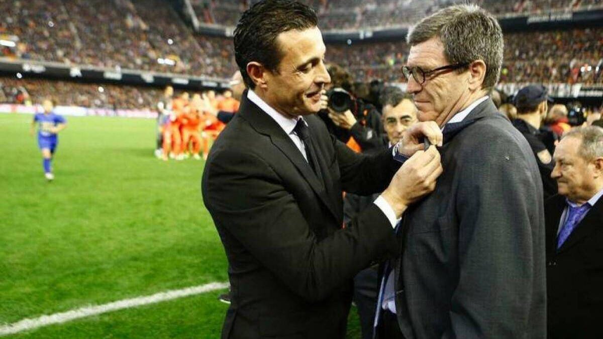 Amadeo Salvo, presidente del Valencia en 2014, le pone la insignia de oro y brillantes a Aurelio Martínez, presidente de la Fundación Valencia C.F. en 2014 - VALENCIA CF.