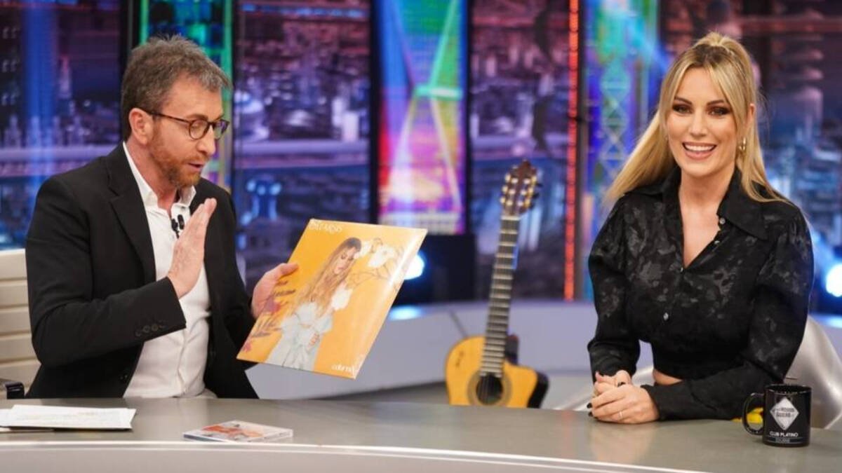 Pablo Motos con una invitada en El Hormiguero.