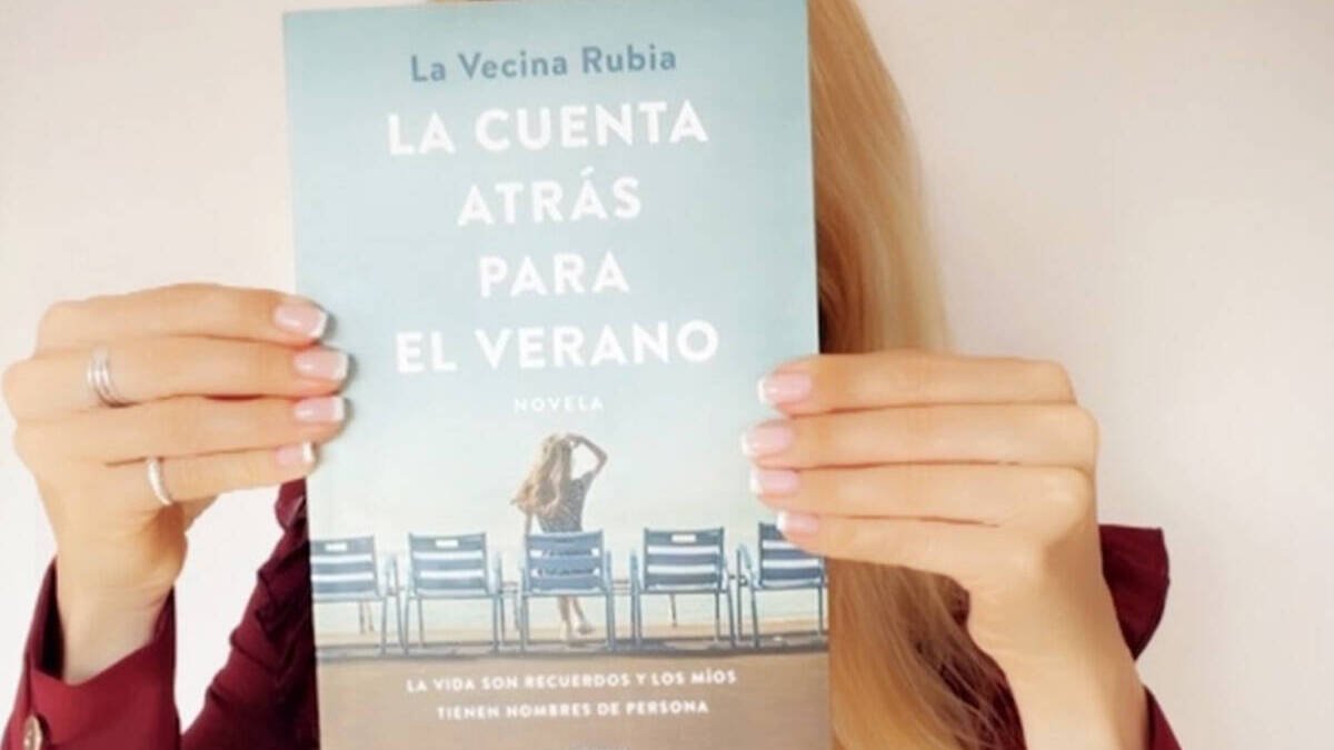 La Vecina Rubia con su libro.