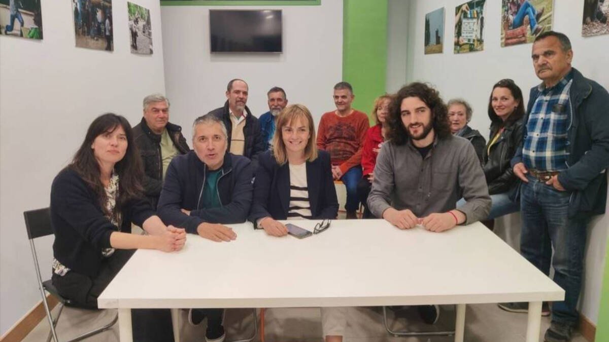 Covadonga Tomé, en el centro, rodeada de otros miembros de la candidatura, en la sede de Podemos en Gijón.