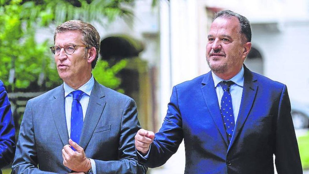 Feijóo, junto al líder de PP vasco, Carlos Iturgáiz.