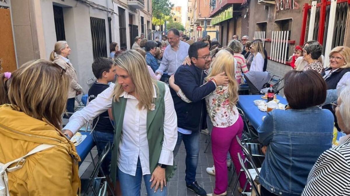Marta Barrachina, presidenta provincial del PP, y Adrián Casabó, candidato popular a la alcaldía, saludando a la gente en el almuerzo popular organizado por el PP con motivo de las fiestas en honor a Sant Pasqual - PP VILA-REAL