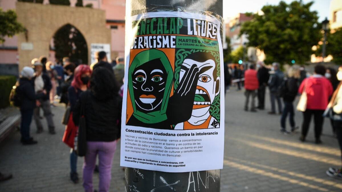Los vecinos pegan carteles antirracistas