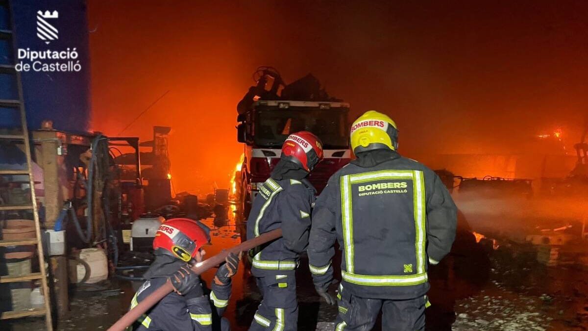 Bomberos trabajan en el incendio de una empresa de residuos de Borriana
