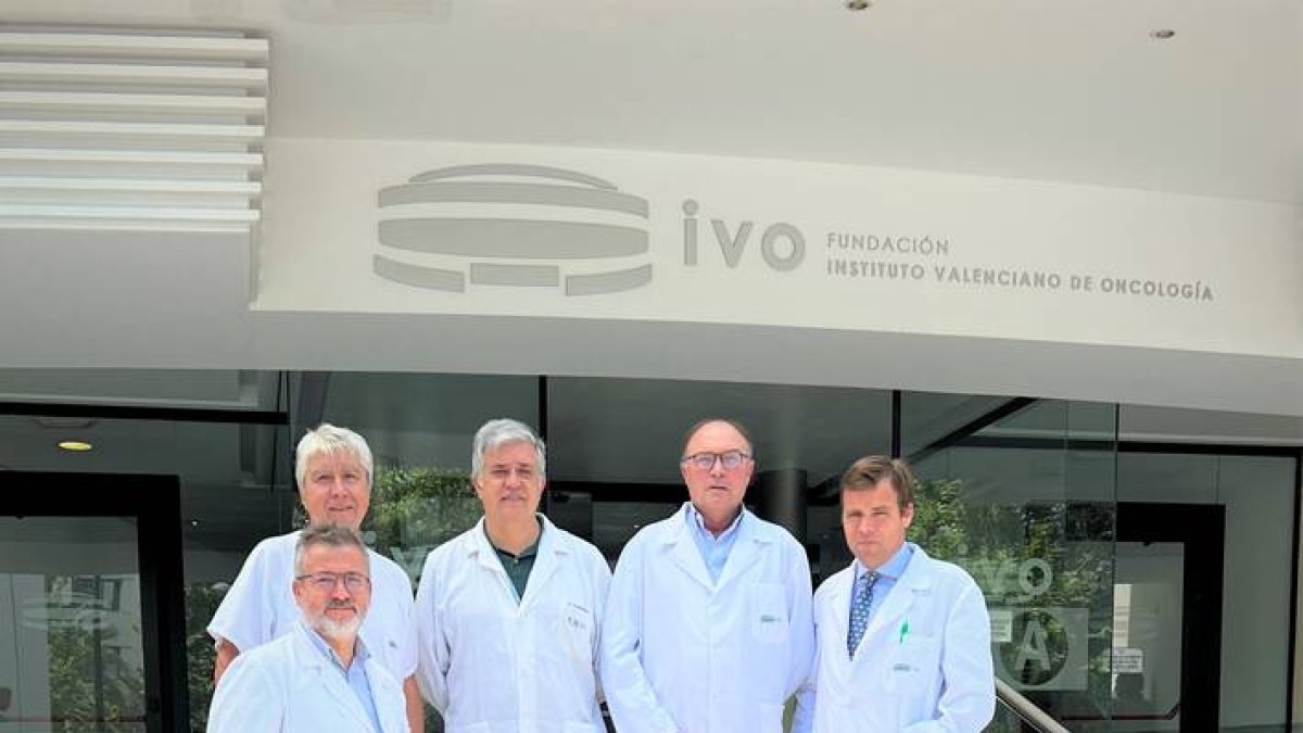 De izquierda a derecha los doctores Arribas, Climent, Casanova, Ramírez y López Guerrero