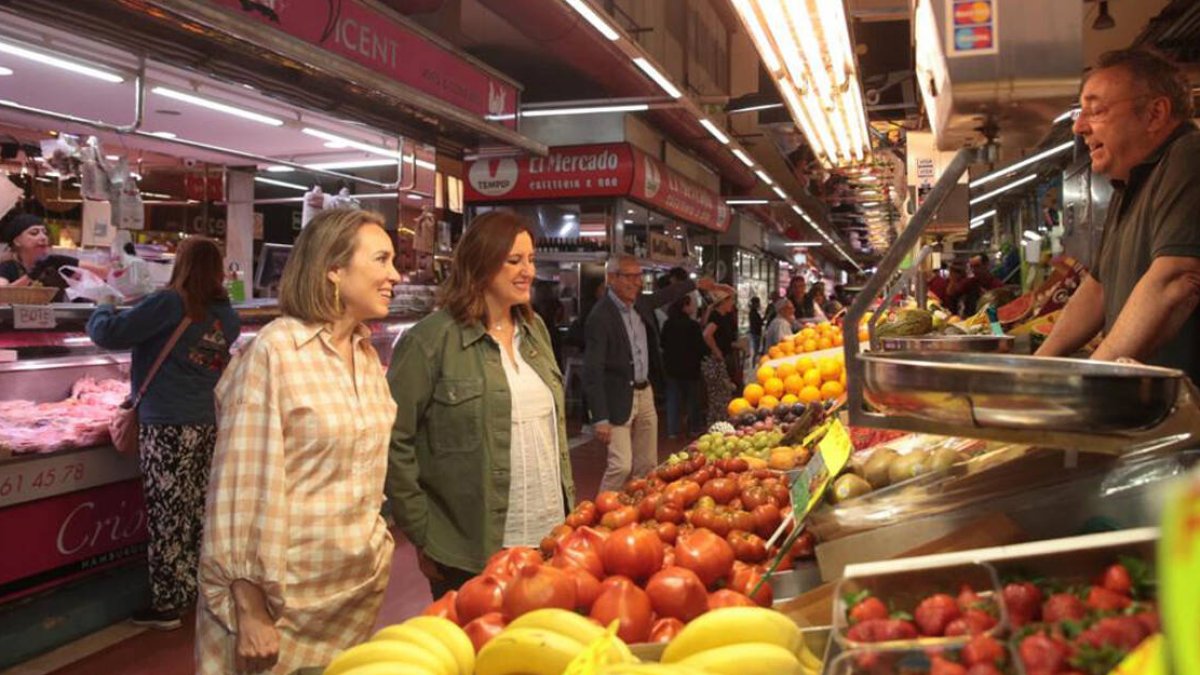 María José Catalá y Cuca Gamarra en el Mercado del Cabanyal