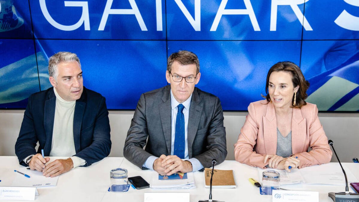 El coordinador general del PP, Elías Bendodo; el presidente del Partido Popular, Alberto Núñez Feijóo, y la secretaria general del PP, Cuca Gamarra.