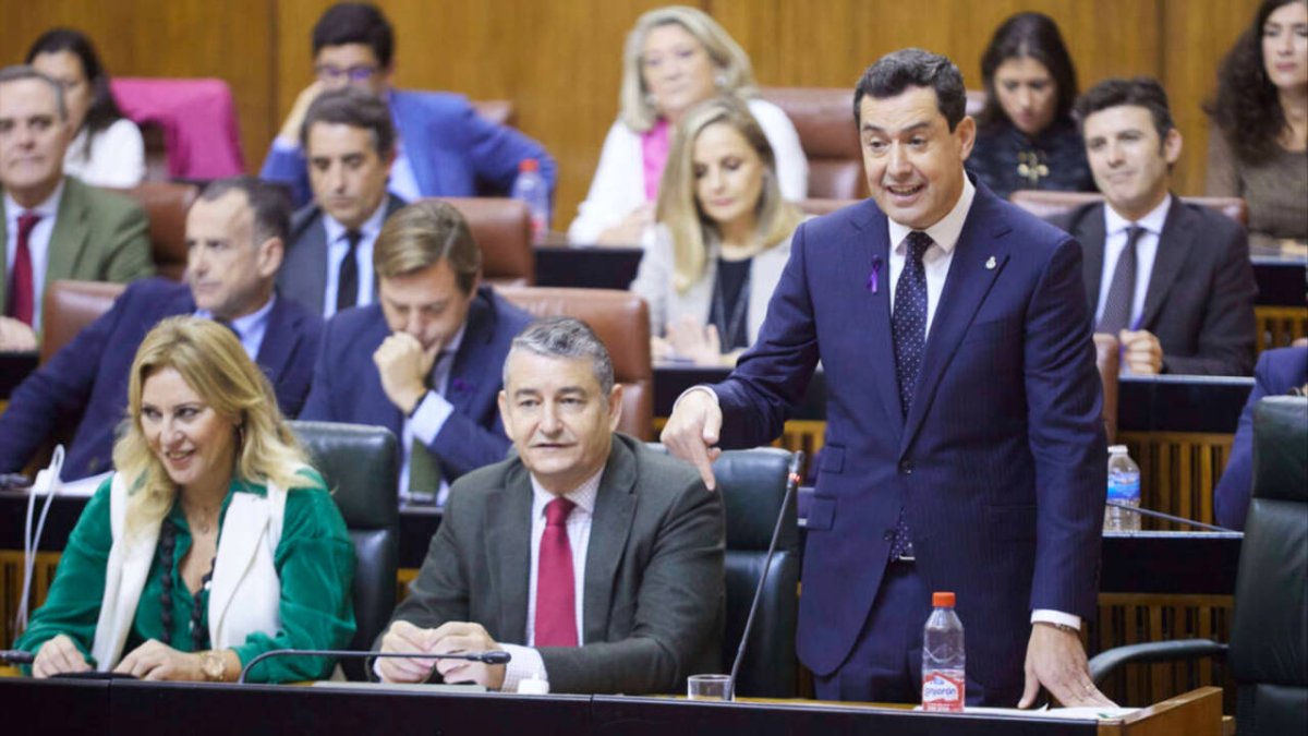 El presidente de la Junta de Andalucía y del PP-A, Juanma Moreno, en la sesión de control del Parlamento.