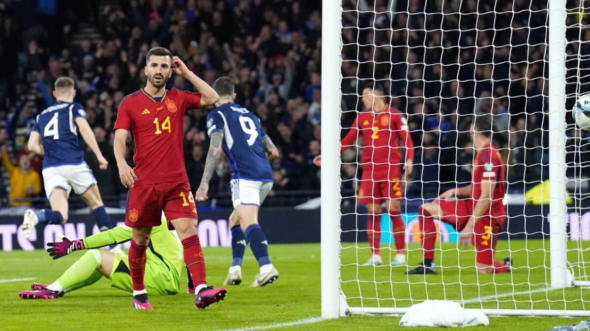 Los jugadores de España se lamentan tras el gol de Escocia.