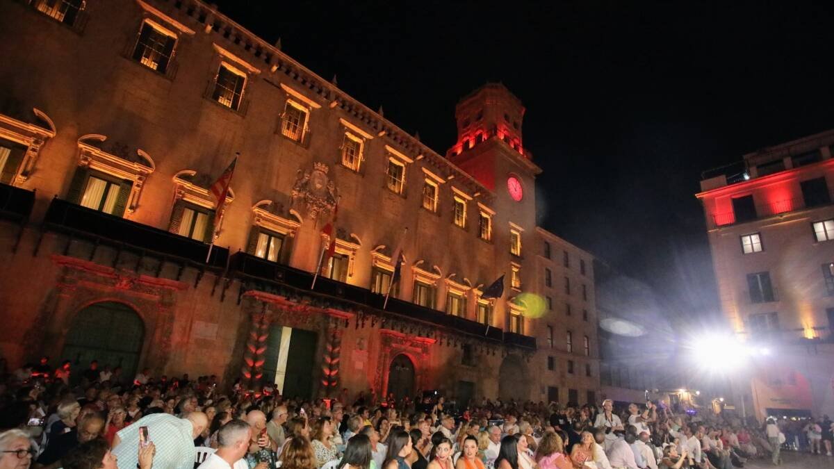 Presentación de los nuevos 178 proyectores de led en la Plaza del Ayuntamiento