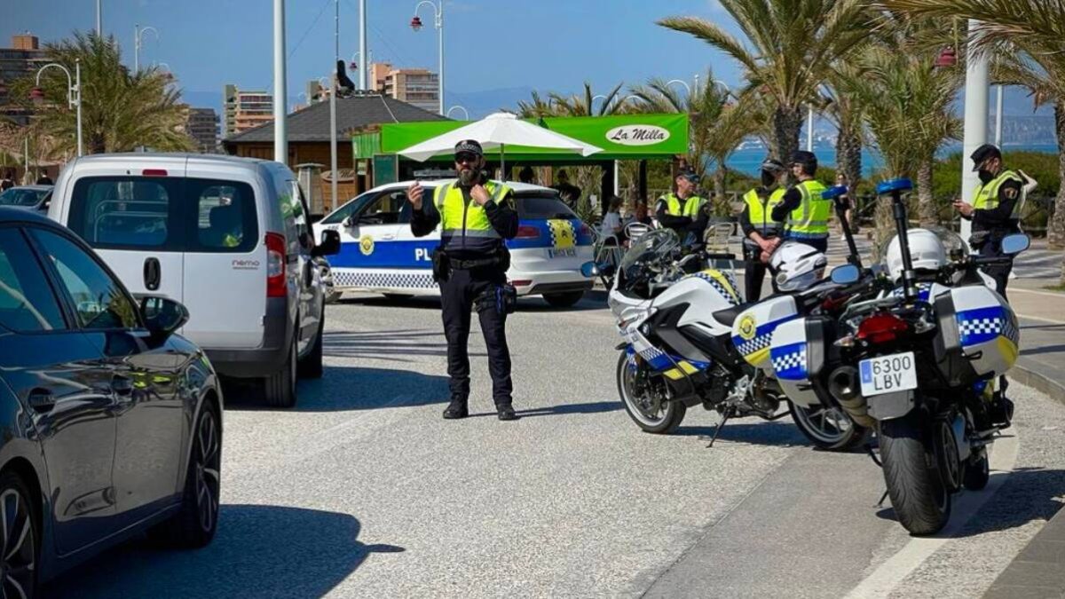 Policía Local Elche llevando a cabo una operación de búsqueda de las personas sospechosas