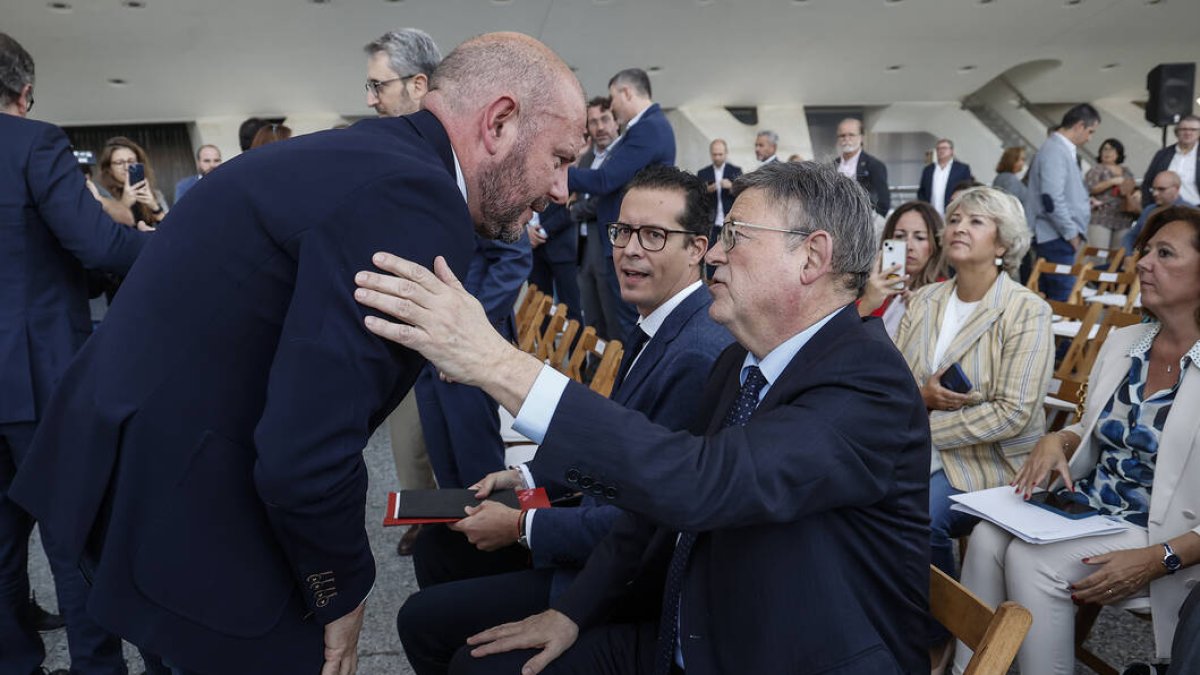 Toni Gaspar saluda al presidente de la Generalitat, Ximo Puig.