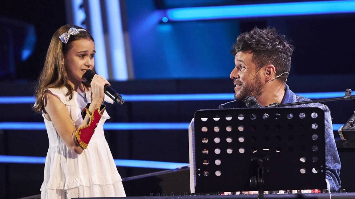 Pablo López junto a una concursante en