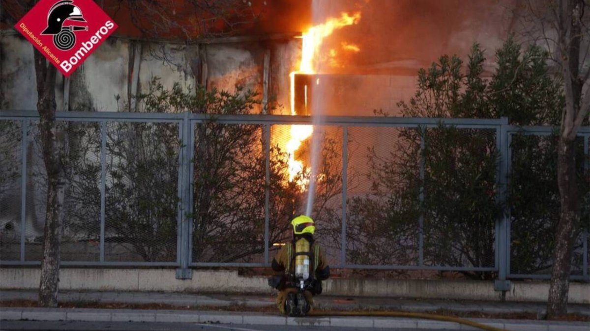 Hasta 5 dotaciones de los parques de Elche, San Vicente y Crevillente están trabajando en sofocar las llamas. Consorcio Provincial de Bomberos