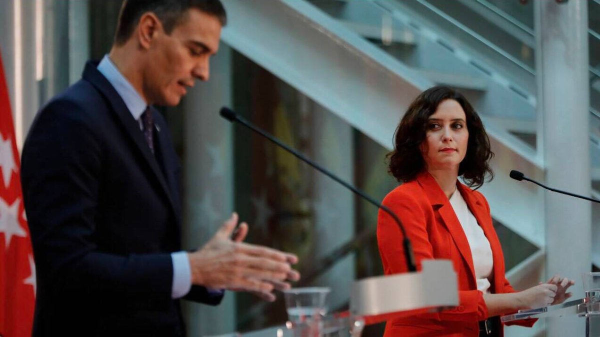 Ayuso junto a Pedro Sánchez durante una rueda de prensa