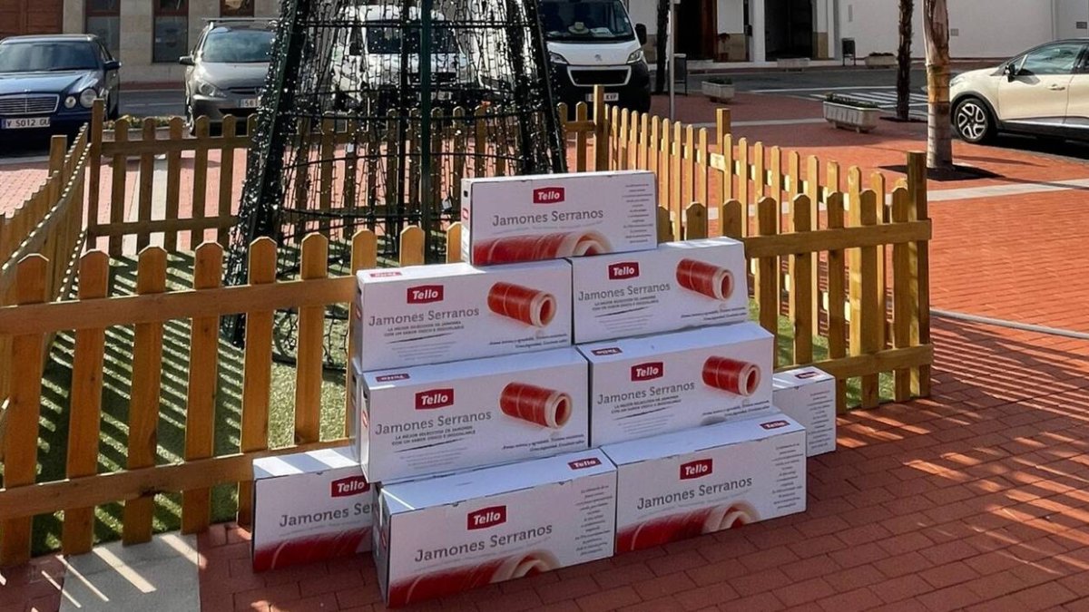 Imagen de las cajas de jamón repartidas por el Ayuntamiento de Beniflà.