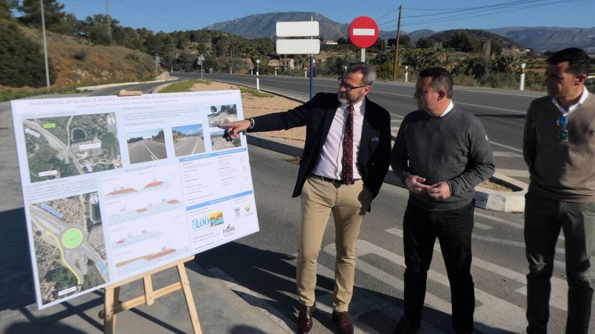 Alejandro Morant, diputado de Infraestructuras y Carreteras, Miguel A. Ivorra, concejal de Urbanismo y Bernabé Cano, alcalde de La Nucía