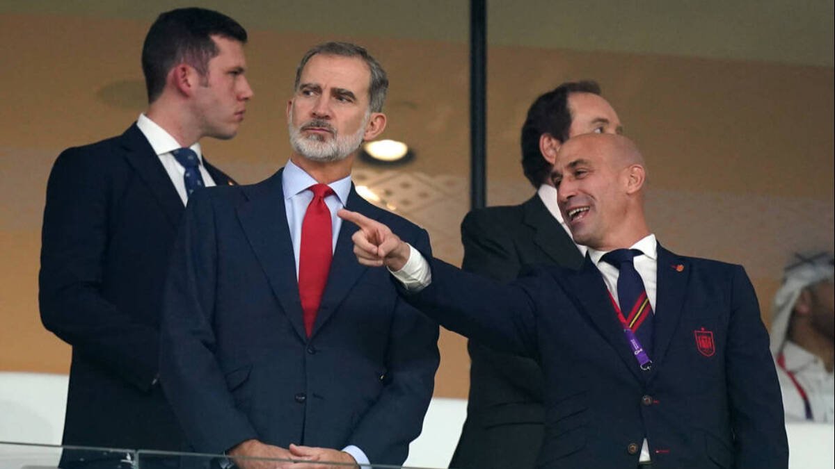 El rey Felipe VI, en compañía de Luis Rubiales, en el palco del estadio catarí en el que debutó España.