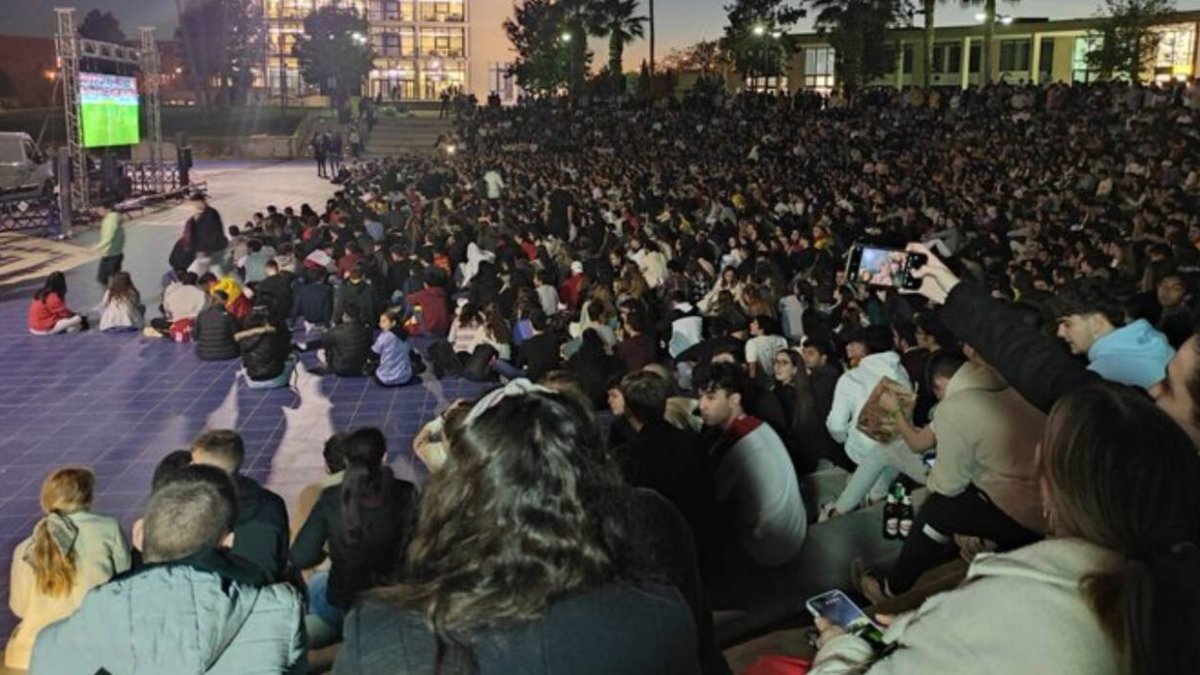 Imagen del Àgora del campus de la UJI lleno hasta la bandera para ver a España - USUARIO DE TWITTER @evolve2603
