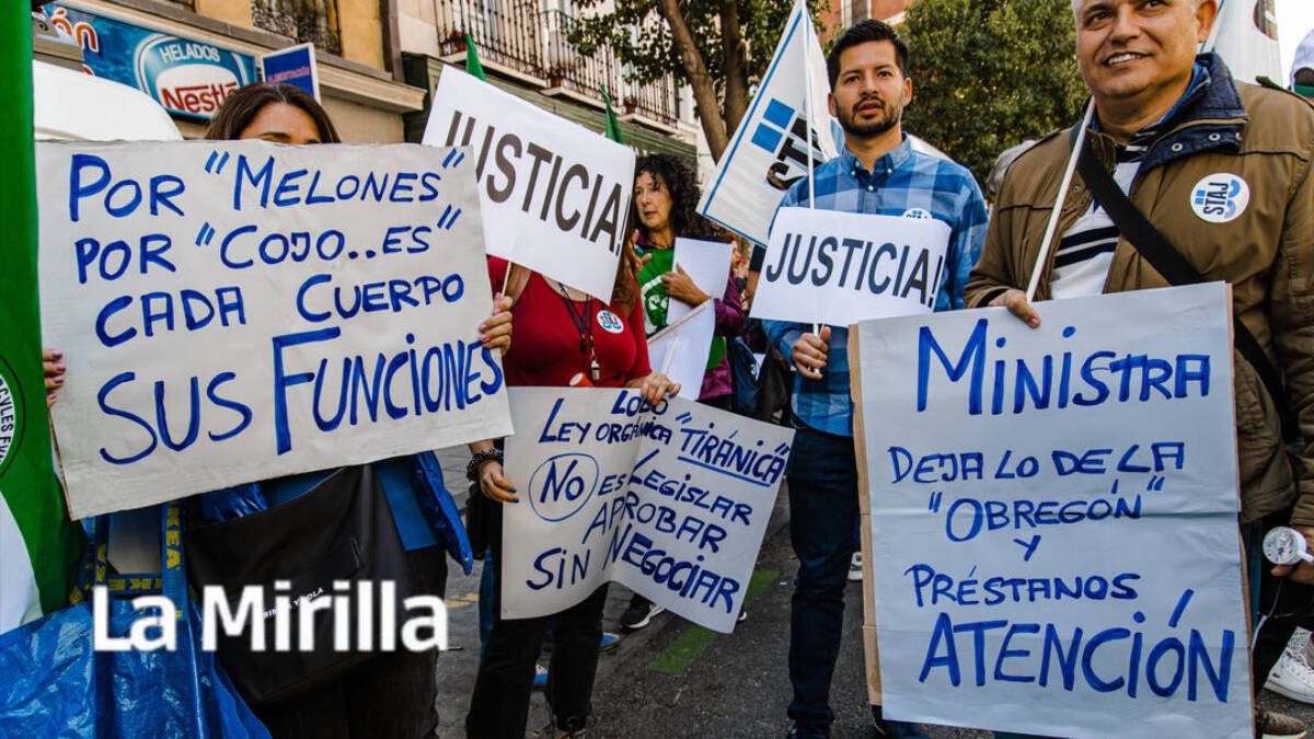 Manifestantes durante una protesta para reclamar una subida salarial, en la sede del Ministerio de Justicia.