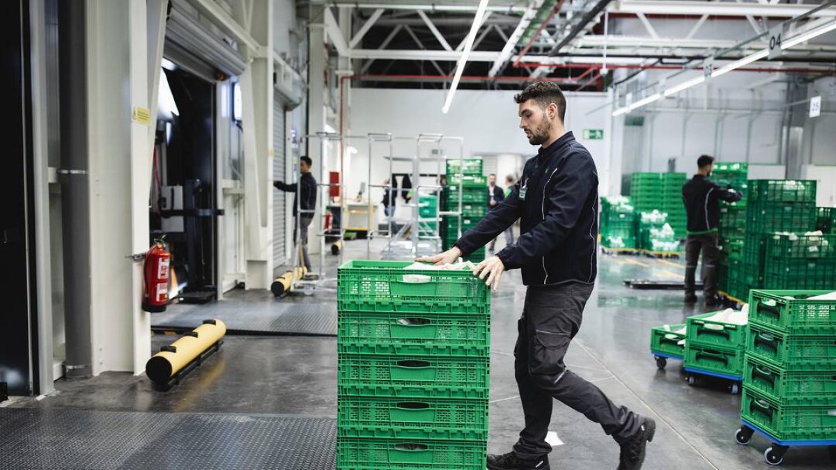 Trabajador preparando pedidos online - MERCADONA