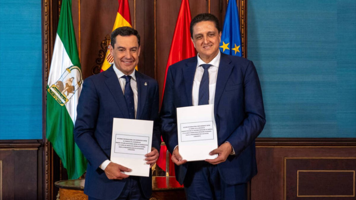 El presidente de la Junta de Andalucía, Juanma Moreno, junto a el presidente del Consejo Regional de Tánger-Tetuán-Alhucemas, Omar Moro.