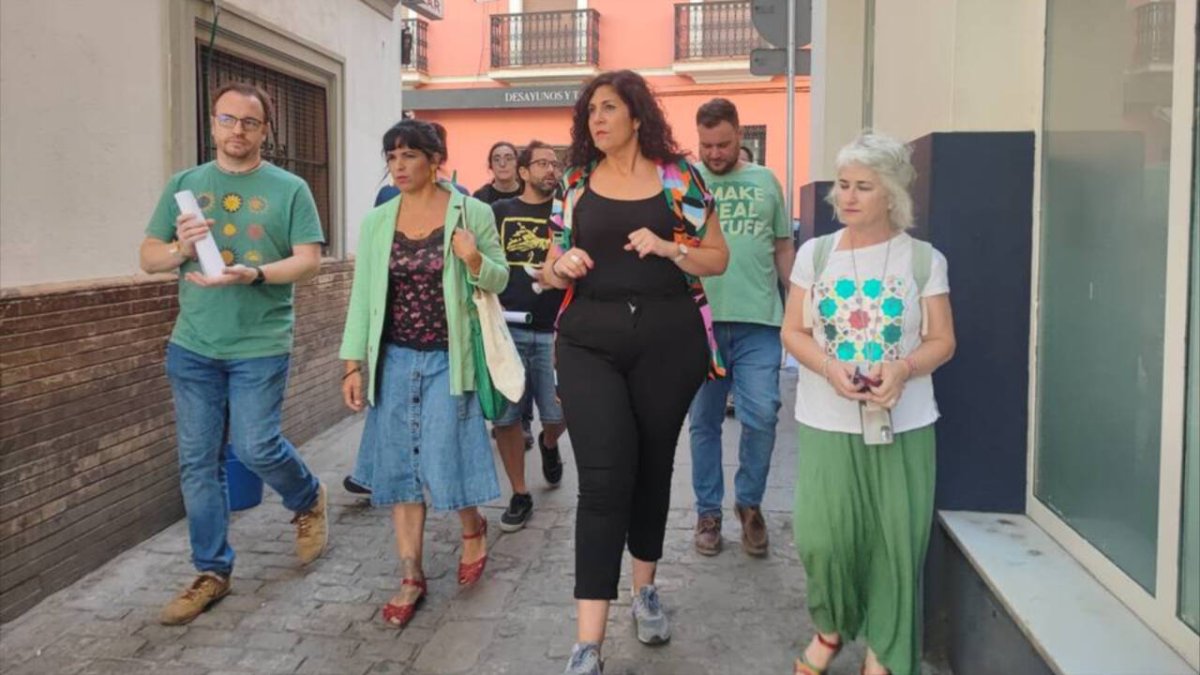La portavoz de Adelante Andalucía, Teresa Rodríguez, junto a la candidata a la Alcaldía de Sevilla, Sandra Heredia.