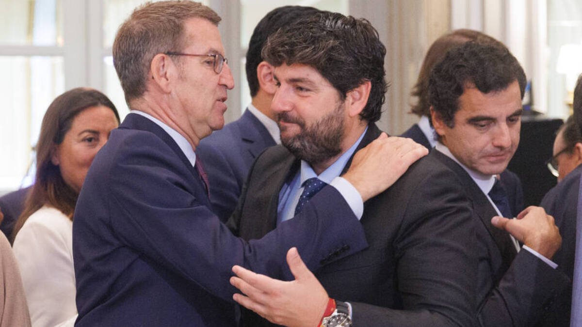 El líder del Partido Popular, Alberto Núñez Feijóo, saluda al presidente del Gobierno de Murcia en funciones, Fernando López Miras.