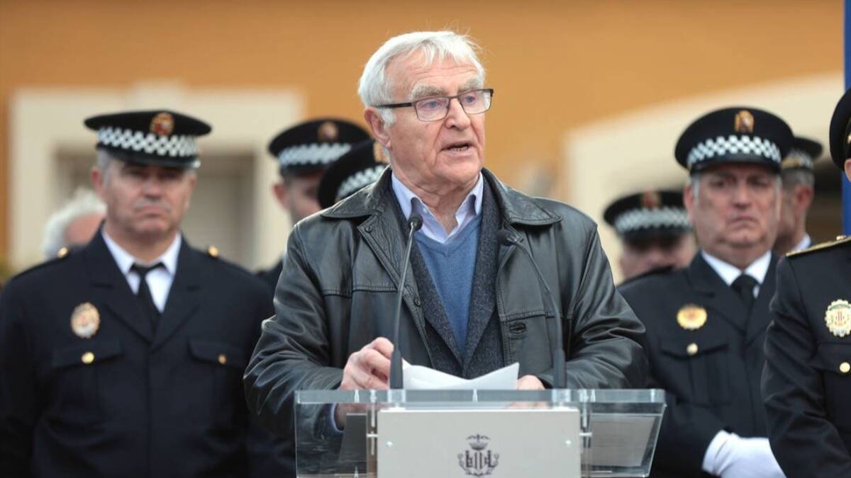 El alcalde de València, Joan Ribó, en el acto de entrega de despachos a los nuevos agentes de la Policía Local de la ciudad. / Imagen de archivo.