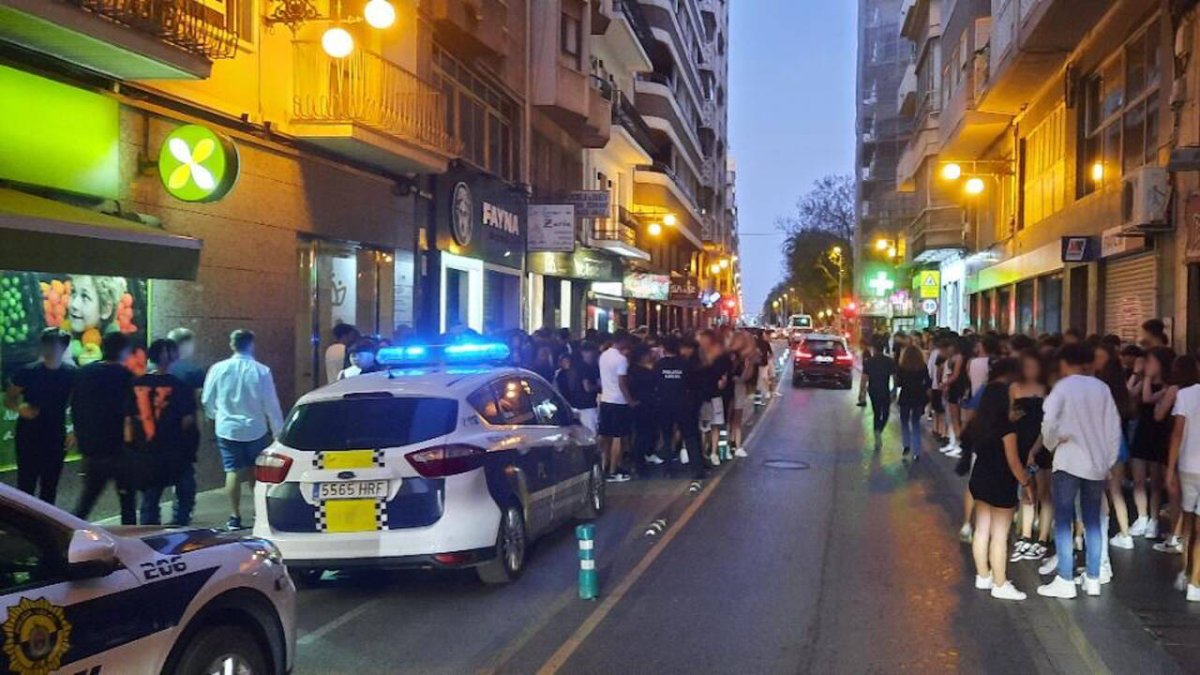 Cuando los agentes llegaron, observaron un numeroso grupo de jóvenes en la acera esperando para acceder a la discoteca.