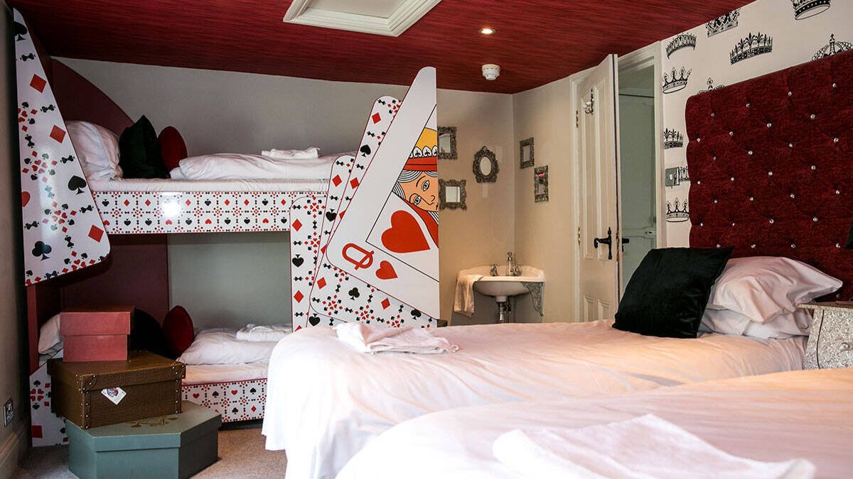 Una habitación inspirada en Alicia en el país de las maravillas.