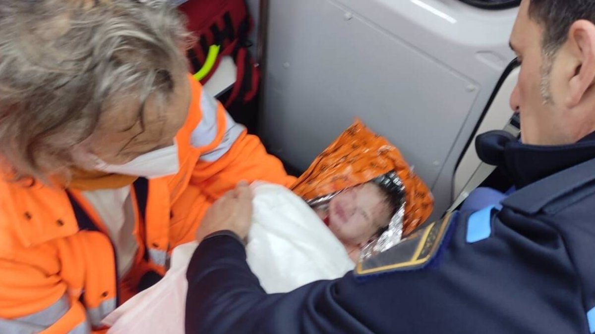 La Policía Local de Paterna (Valencia) socorre a una mujer que acababa de dar a luz en su coche en la N-220 - AYUNTAMIENTO DE PATERNA