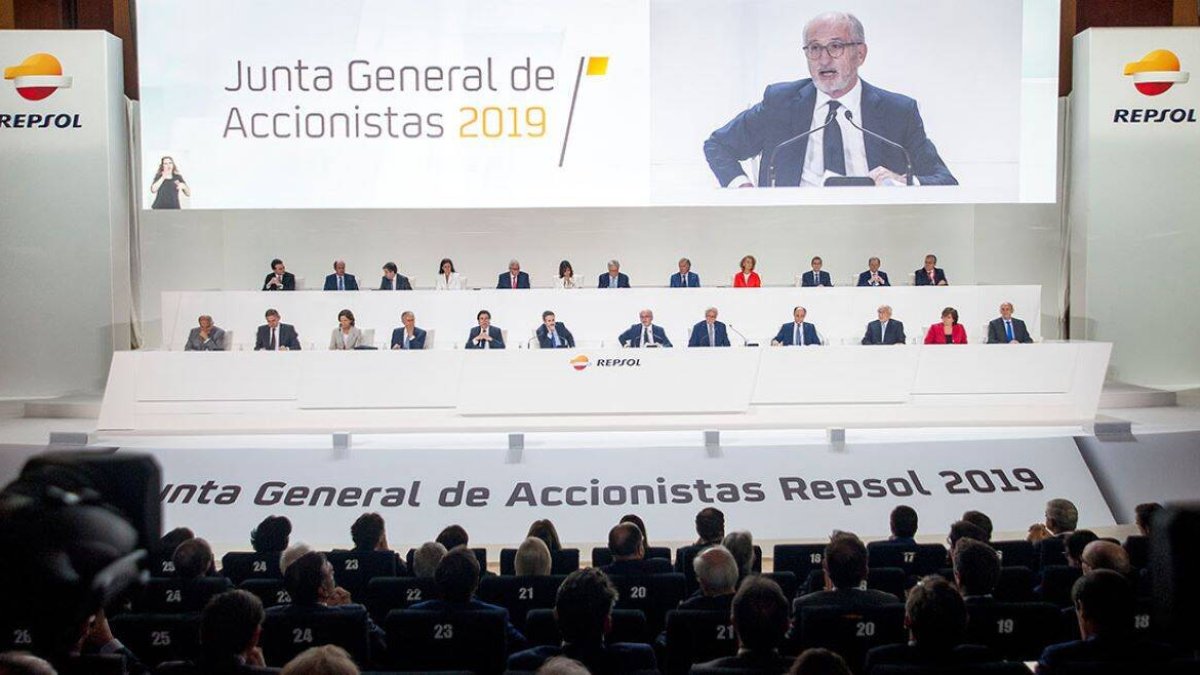 Plano general de la Junta General de Accionistas, con todos los integrantes del Consejo de Administración de Repsol.