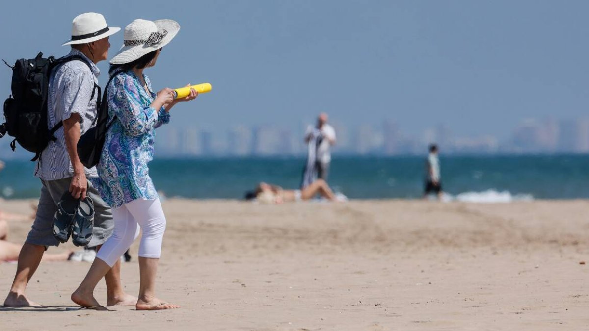 Personas pasean por la playa de la Malvarrosa - ARCHIVO