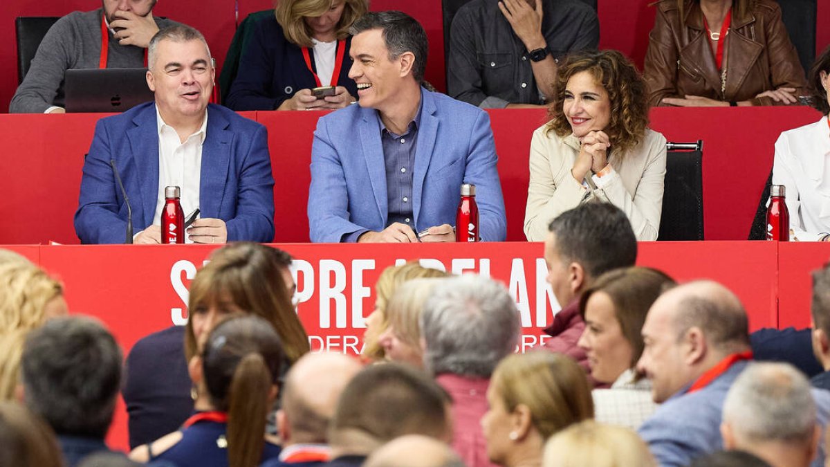 Santos Cerdán, Pedro Sánchez y Mª Jesús Montero en el comité federal del PSOE.