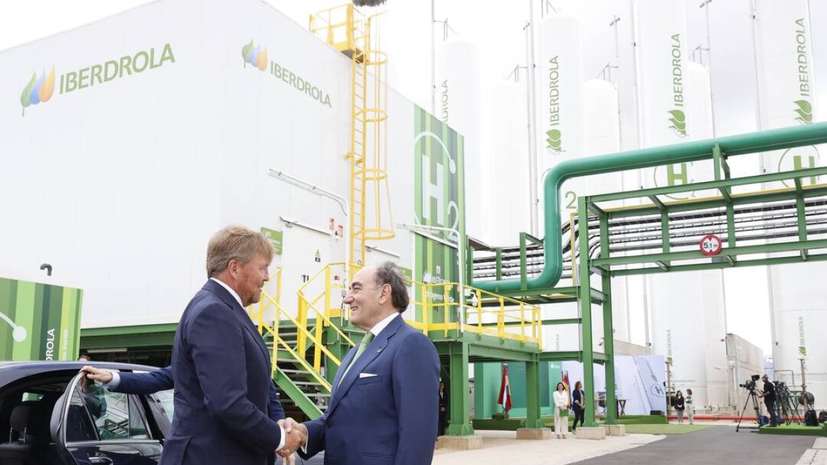 Igancia Galán, presidente de Iberdrola, junto a Guillermo Alejandro, rey de Países Bajos
