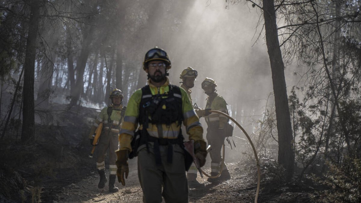 Un grupo de efectivos de las brigadas forestales durante los trabajos de incendio de Villanueva de Viver - Jorge Gil / Europa Press