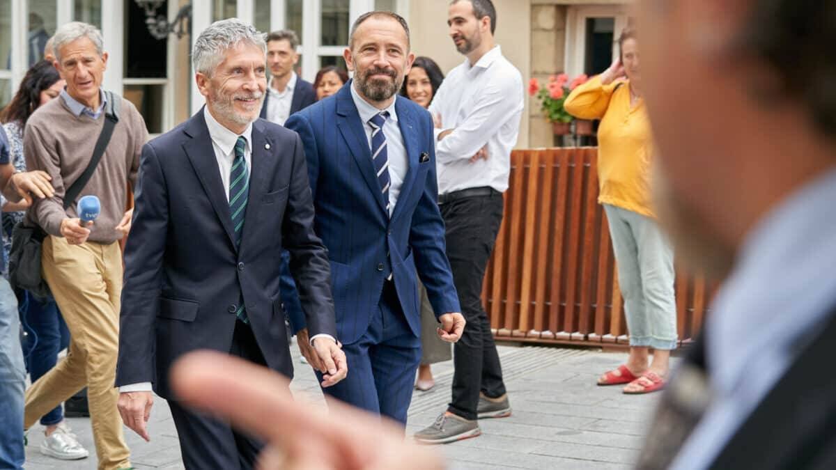 Marlaska y el delegado del Gobierno en el País Vasco, Denis Itxaso.