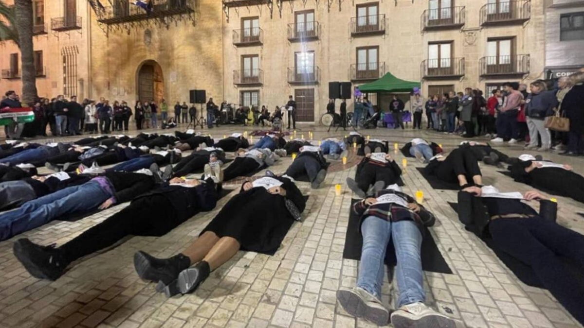 Un cementerio simulado en homenaje a las 38 víctimas de violencia machista