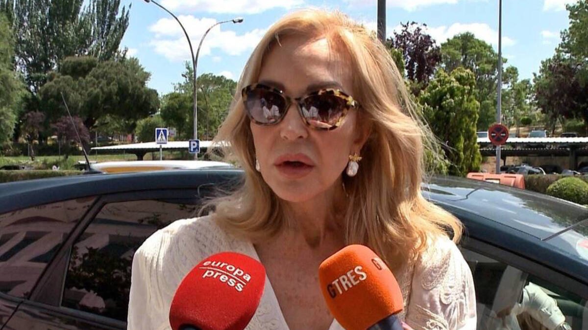 Carmen Lomana atiende a la prensa tras una operación de un tumor. Europa Press.