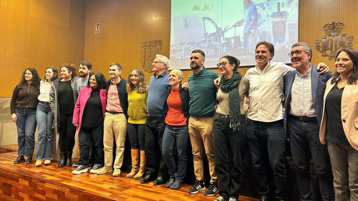 Joan Ribó con los componentes de la lista de Compromís