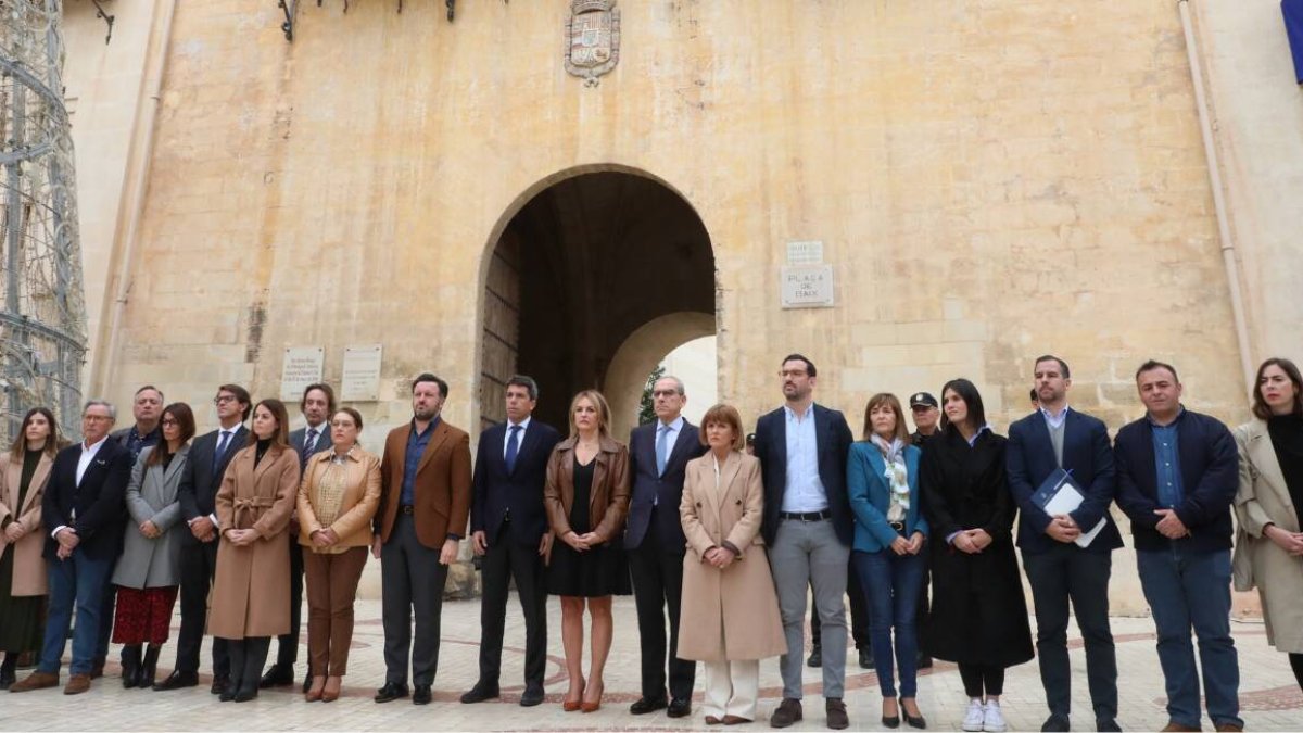 El president de la Generalitat, Carlos Mazón, en Elche (Alicante), en el minuto de silencio para condenar el asesinato de Fátima a manos de su expareja en Sagunt (Valencia) - GVA