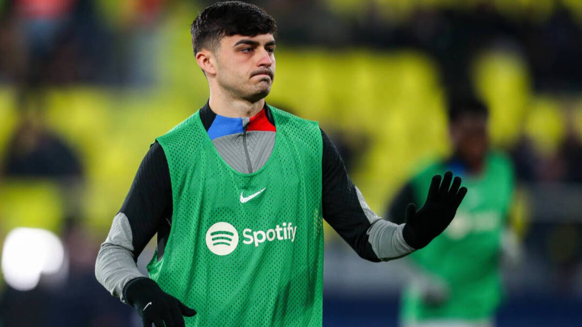 Pedri, durante un calentamiento con el Barcelona.