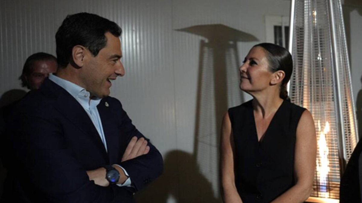 El presidente de la Junta de Andalucía, Juanma Moreno, con la bailaora Sara Baras.